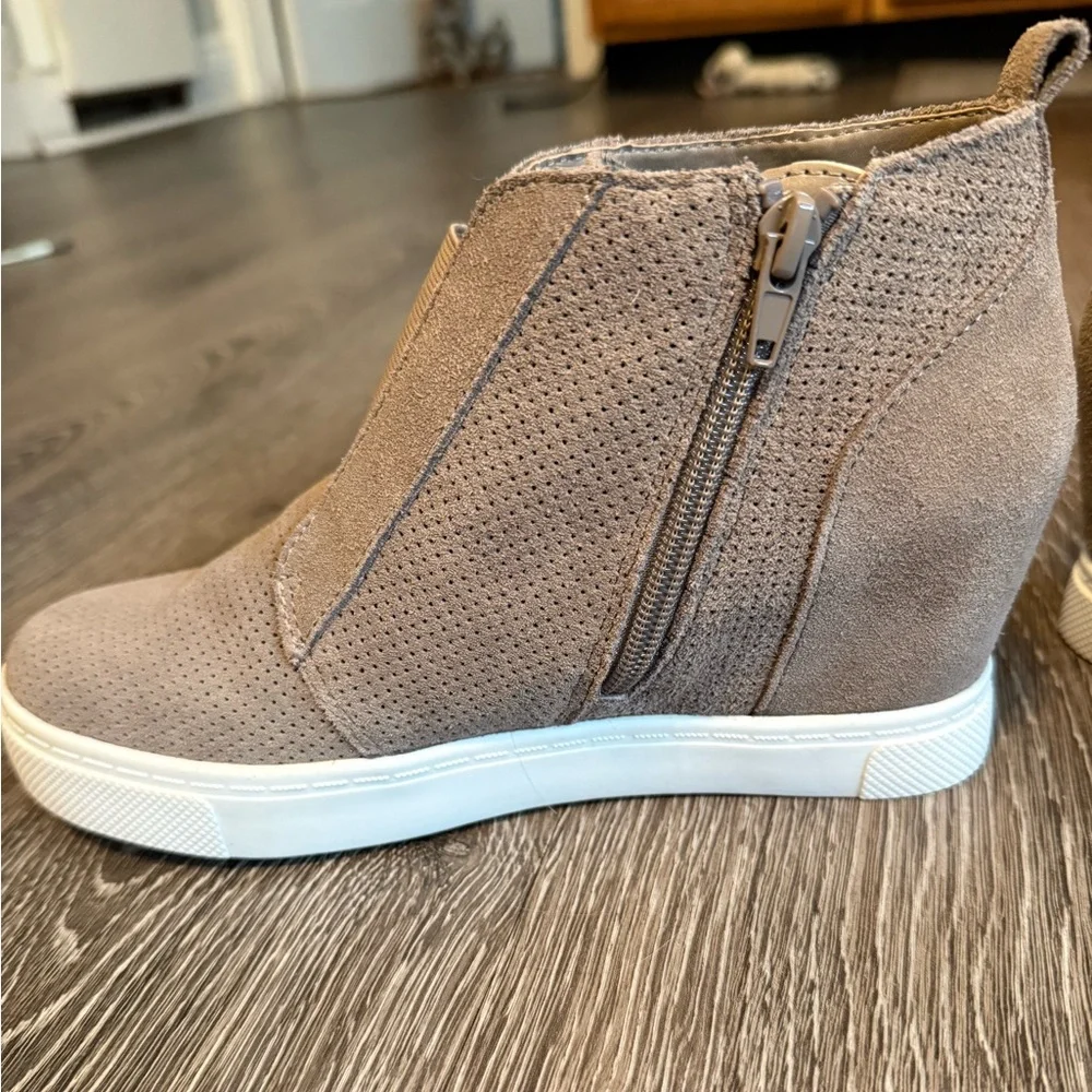 Steve Madden Women’s Sneaker Bootie in Taupe Suede. Size 7.5